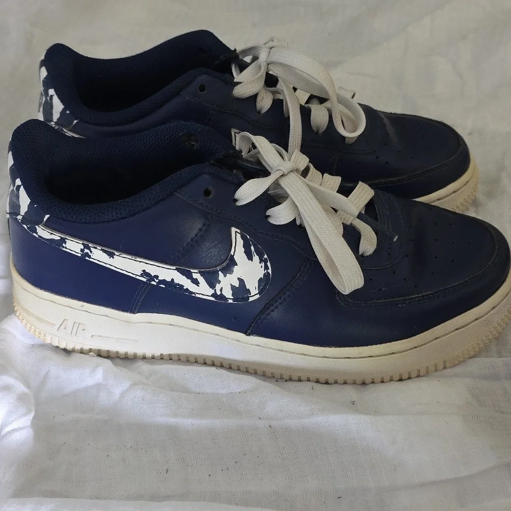 (J36) Nike Navy and Cream Casual Sneakers